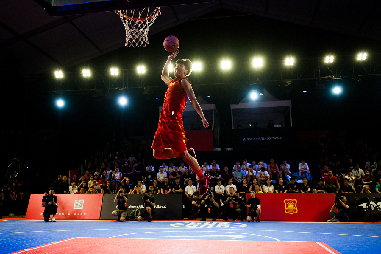 黄荣奇在比赛中扣篮.