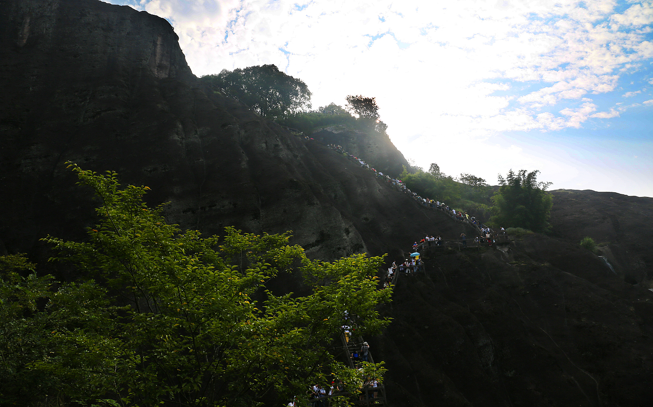下山时候已经10点了，好多游客陆续登山