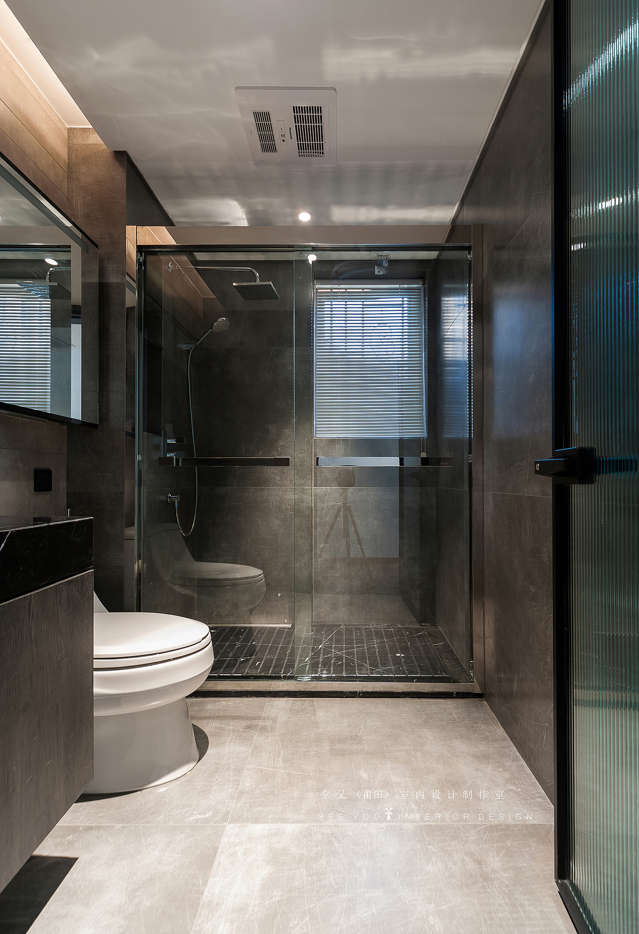 ♢主卧灰绿色硬包与地面墨绿色地毯形成呼应,温润的地板给予温暖的触感。私卫划痕板砖彰显屋主的个性。