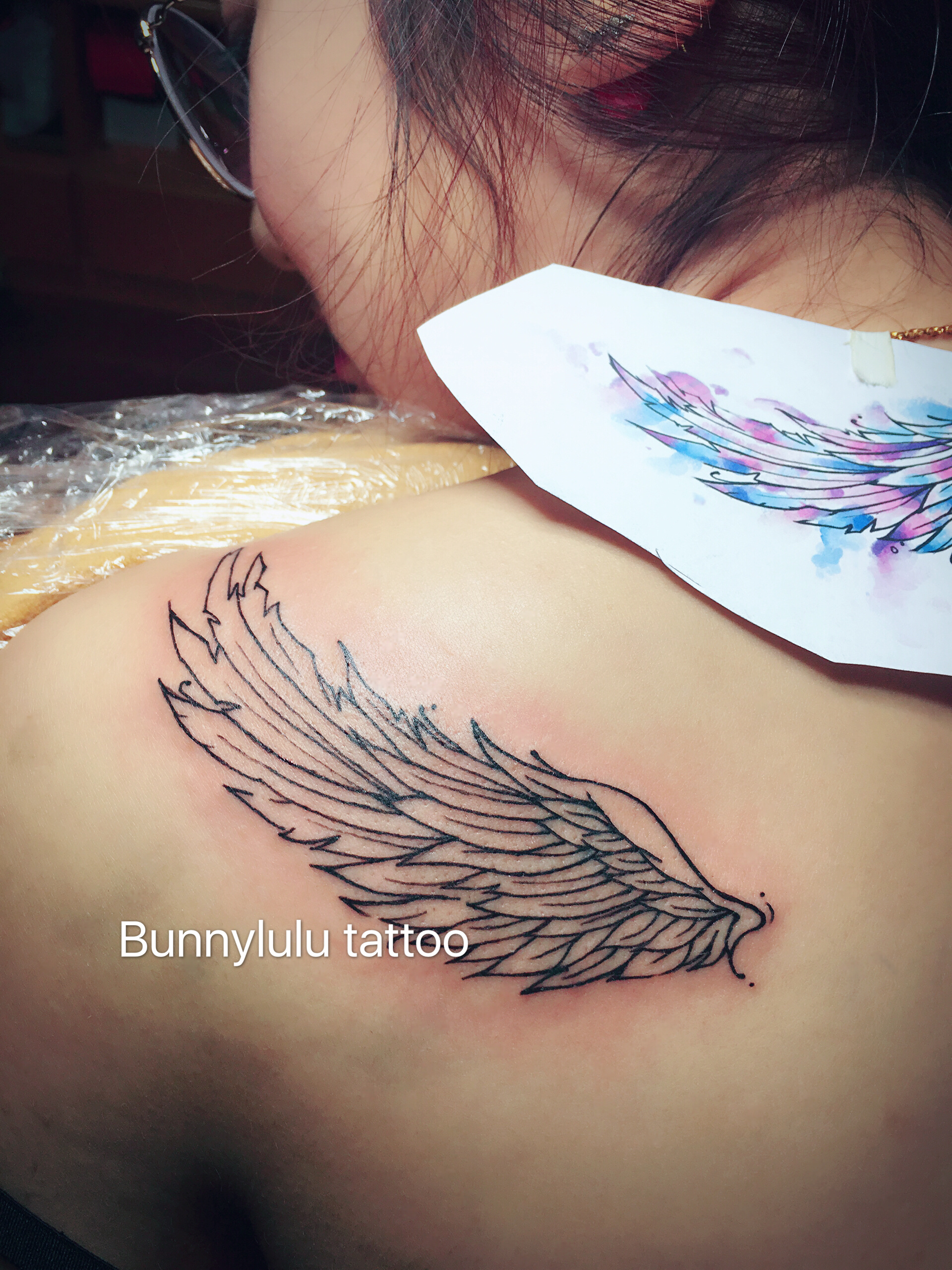 彩色翅膀泼墨纹身