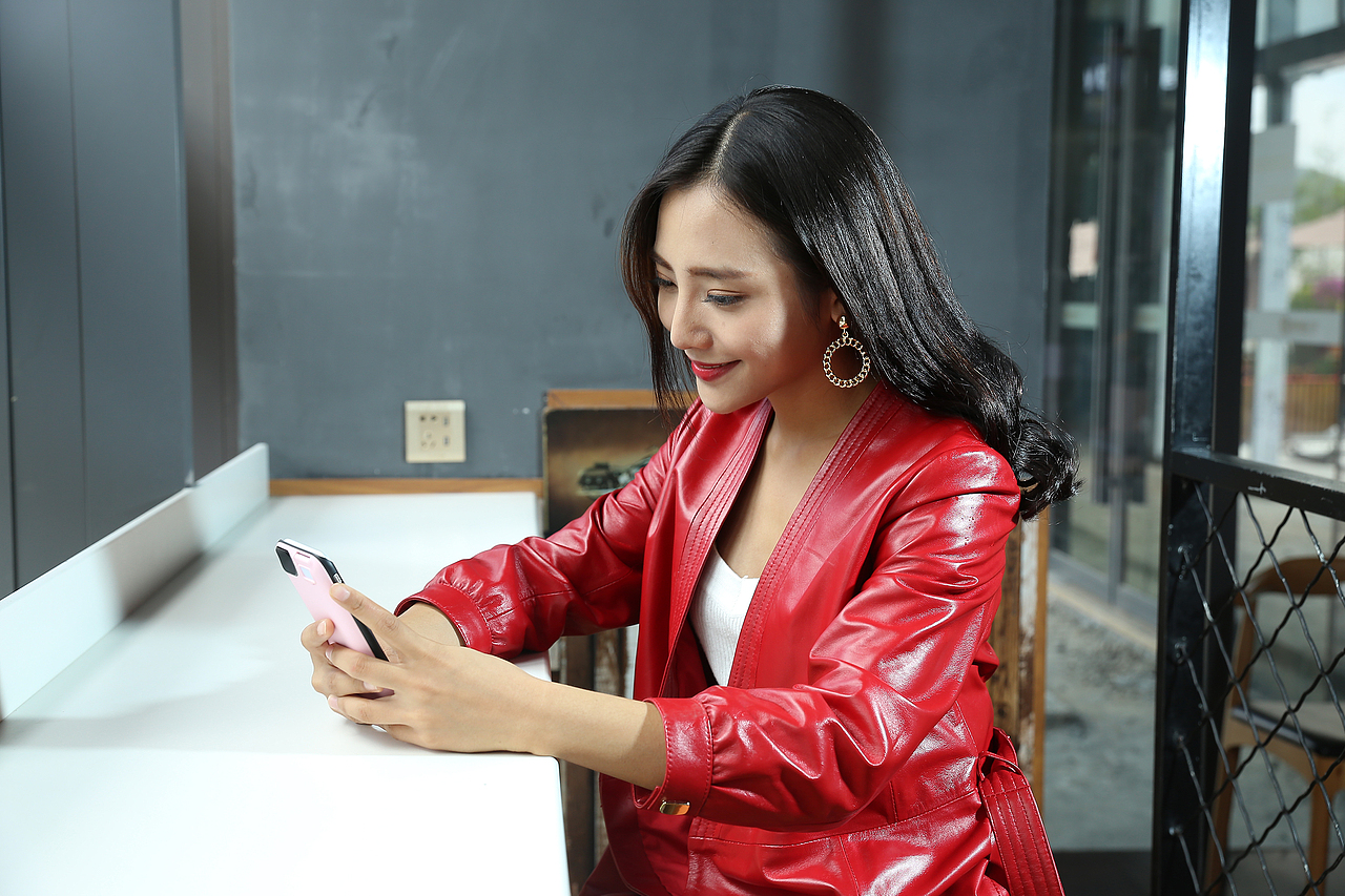 自拍的红衣美女（图ZOTIwNzEwOTI=） - 人像摄影 - 站酷设计师知蜻电商原创素材 - 站酷ZCOOL