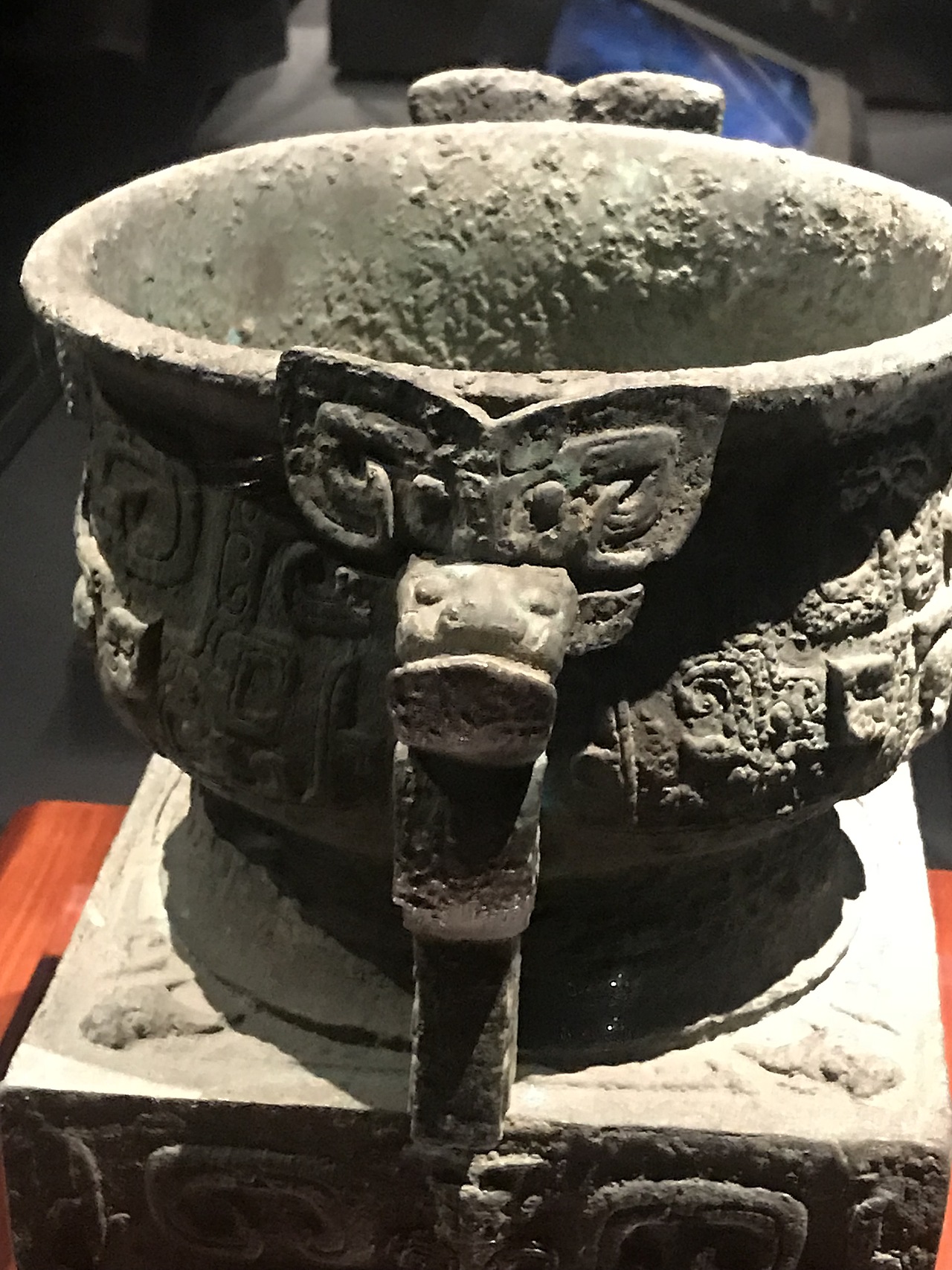 西周利簋,利簋的腹部和方座座壁的纹饰是以饕餮纹为主题;两侧加饰倒