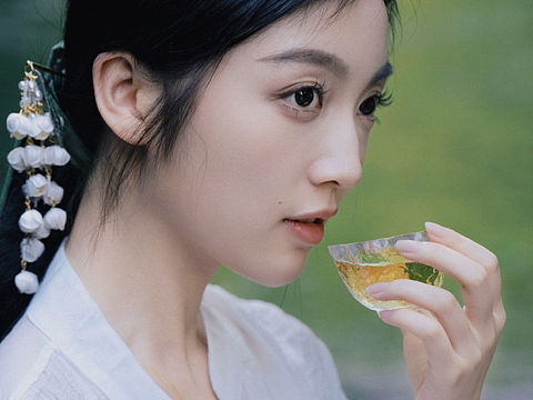 * 山下何事？松花酿酒，春水煎茶