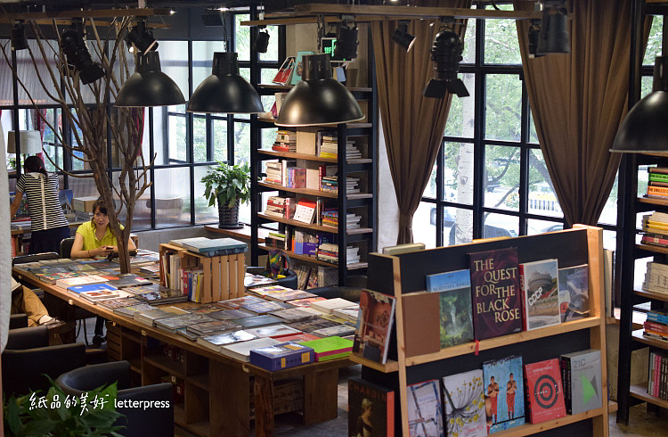 梦想照进现实,当自己的第一家实体店开在自己设计的书店里。@纸品的美好凸版社 letterpress
