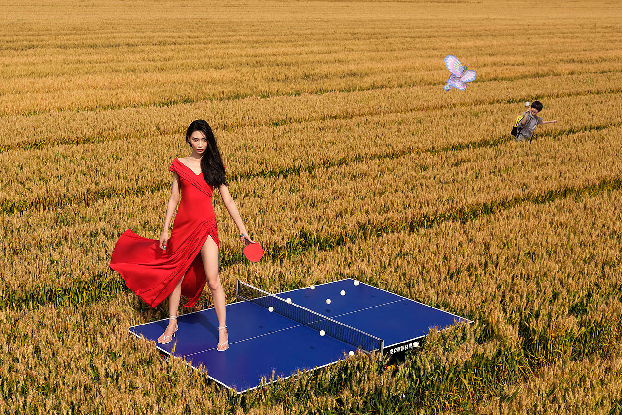 我这组照片里的模特构成很多,有天坛遛弯的大爷,有出道的偶像,有教师,有大学生、有网络红人、还有车模、有健身教练等等。他们不同的职业和经历,也为这组作品带来了众生百态,让镜头前的冲突更加立体。