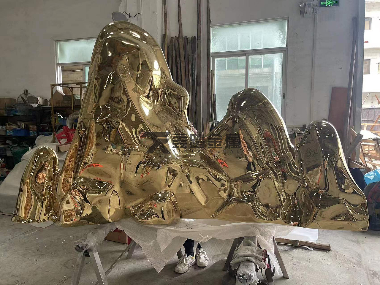 酒店室内不锈钢假山,镜面钛金不锈钢雕塑艺术造型