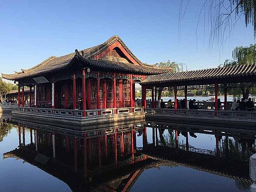 大明湖 明湖大,  大明湖里有蛤蟆,  一戳一蹦哒。 