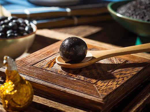 电商静物拍摄/黑芝麻丸拍摄/复古黑芝麻丸（个人主页-ZNDkyOTExNzY=） - 产品摄影 - 站酷设计师墨客视觉原创素材 - 站酷ZCOOL