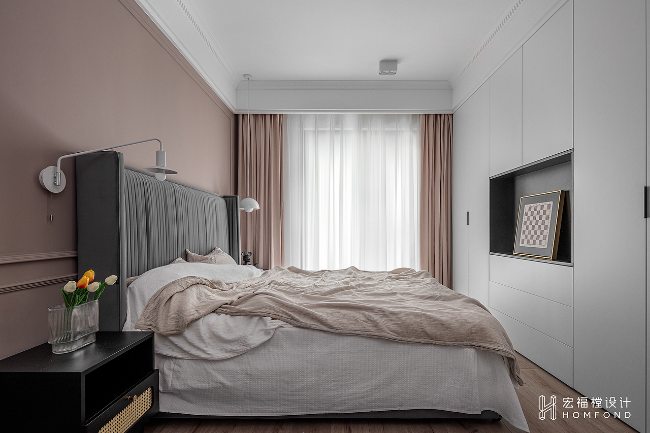 内推式双开门为主卧营造出弥新优雅的精致体验,简洁的方形线条增强空间的立体感。织物的柔软,雅致的柔粉色与现代的大象灰形成视觉张力,呈现出一种法式的慵懒意味,给屋主营造出无边界的舒适之感。