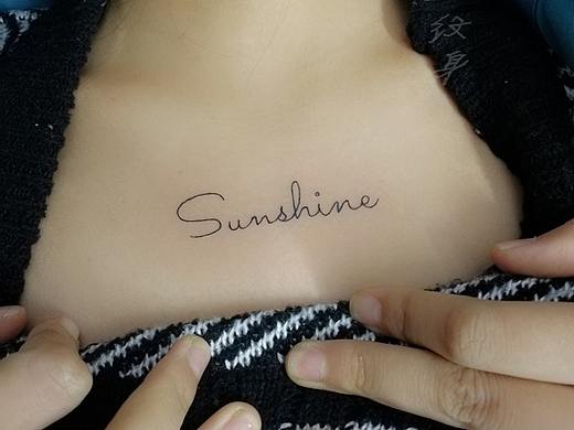 锁骨英文字母小清新纹身遮盖金左堂纹身河南安阳tattoo