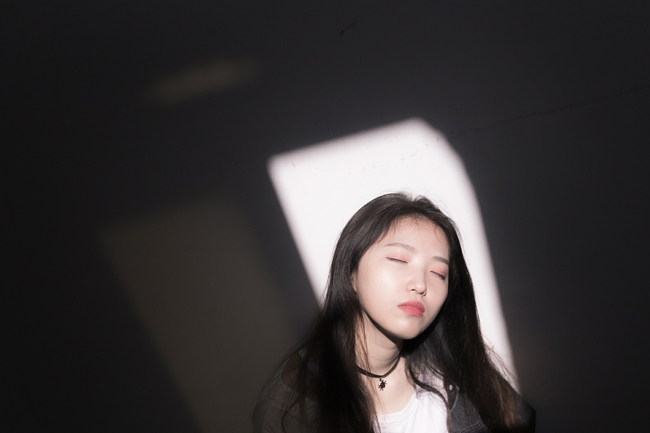 困在风里（图ZMTUwNTEyNjMy） - 人像摄影 - 站酷设计师葡萄亮晶晶PHOTo原创素材 - 站酷ZCOOL