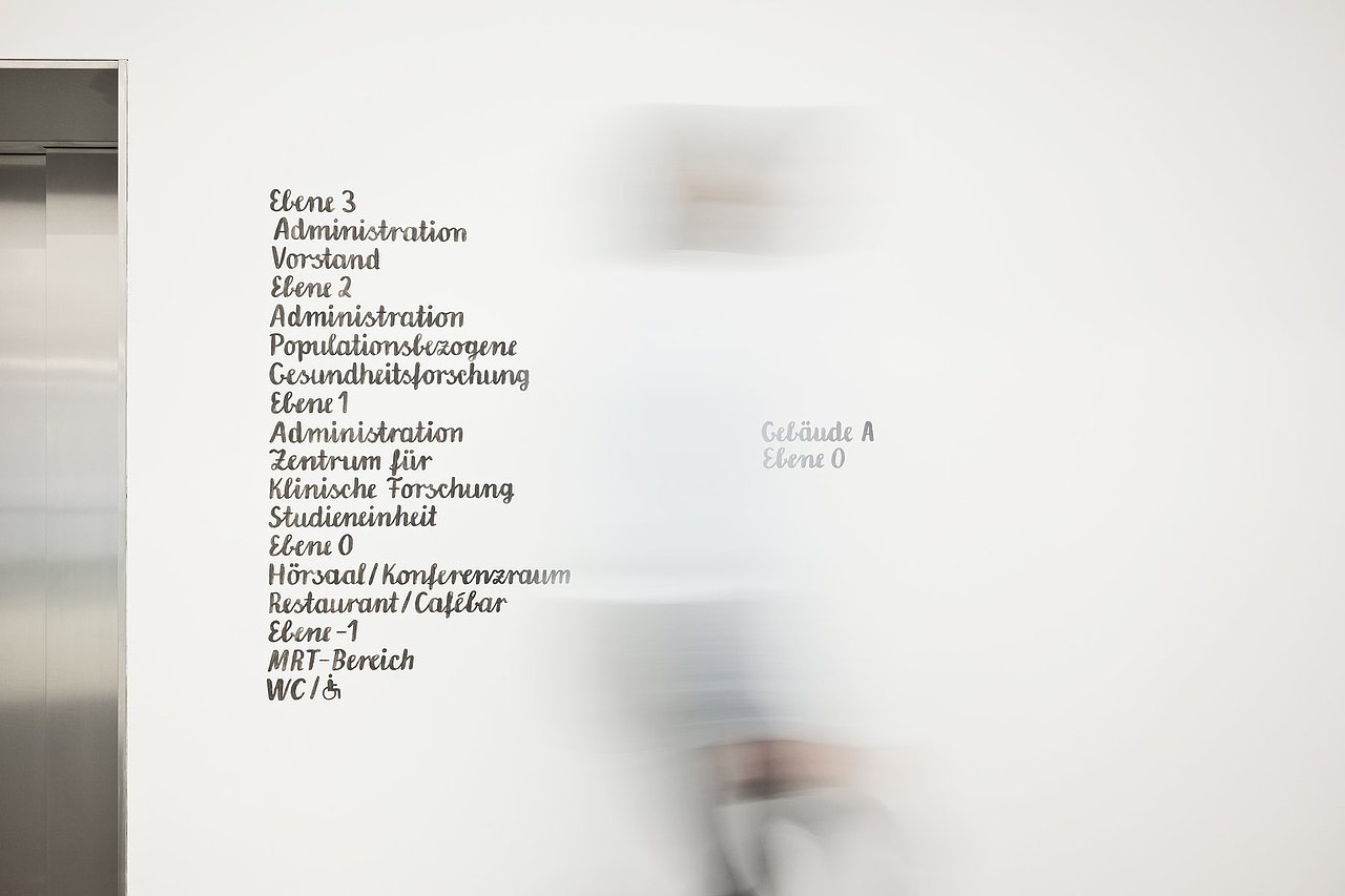 大笔触点亮整个空间——办公空间导视设计