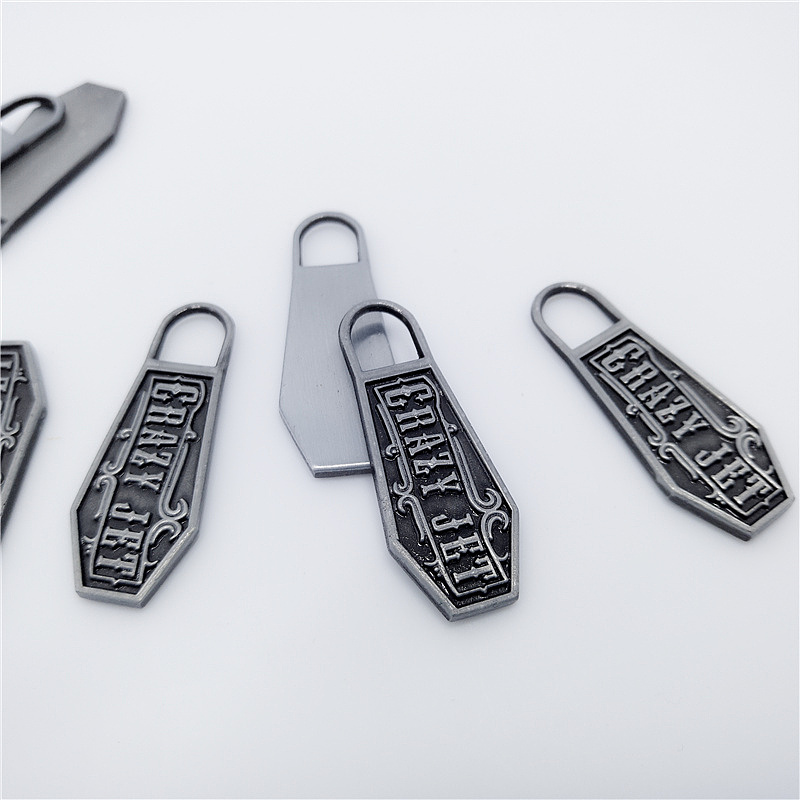 娃娃线钮布偶装扣子品牌拉头电镀无毒镍小铁牌拉牌吊饰