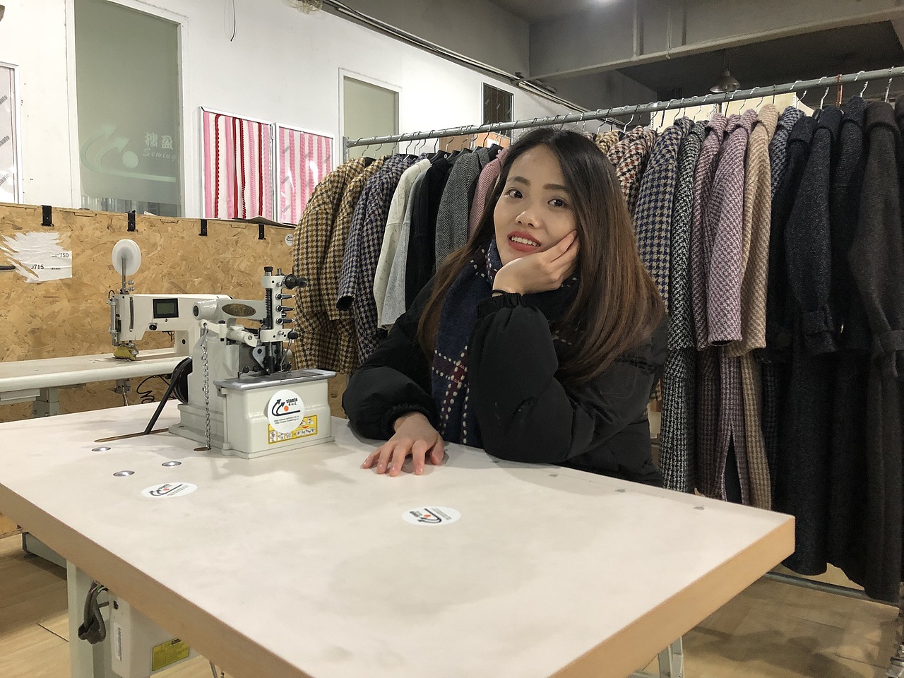 贝形机又叫贝壳机，贝形拷边机，仿钩针拷边机，地毯机