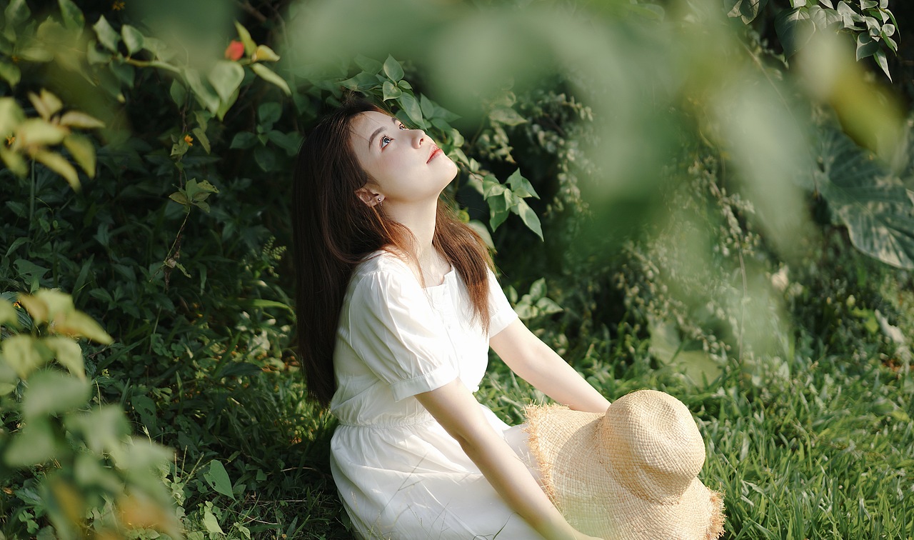 我希望她越来越好,因为她值得洒满阳光的生活