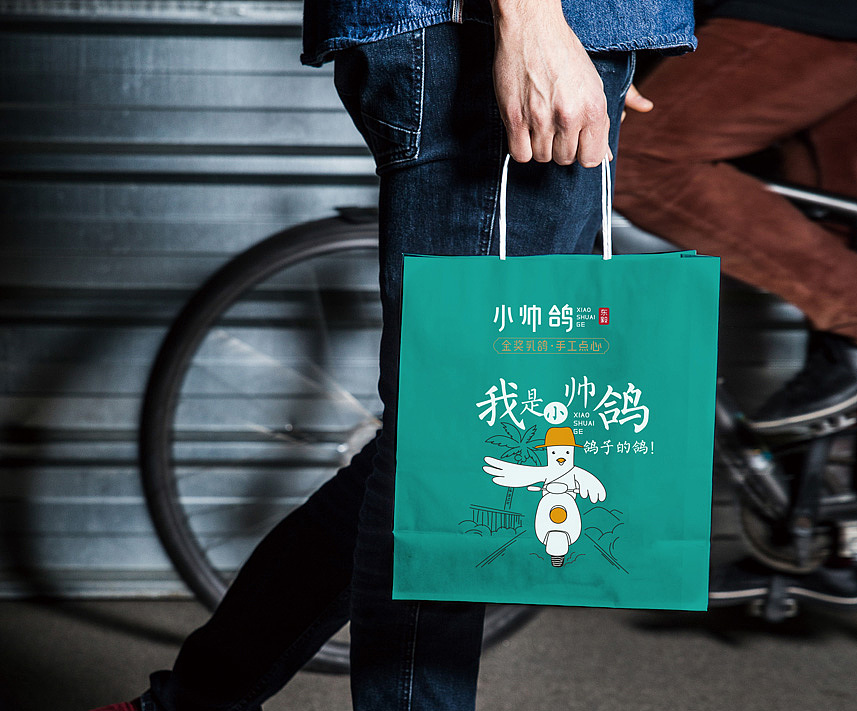 Ⅶ 用IP联动空间
<br>作为专业餐饮设计公司,熊猫设计以小帅鸽的IP形象为线索,串联起整个空间,从门头到龙井茶皇鸽的优势介绍,从明档到墙面。让IP融入空间,打造品牌与空间的整体和谐感。<br><br>