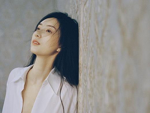 六年来一直在记录，但她骨子里还是不爱笑