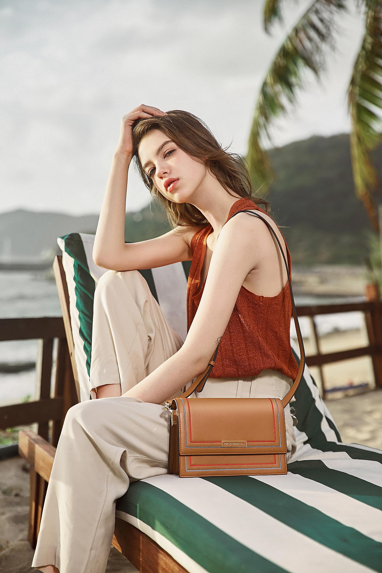 2019春夏稻草人女包形象片（圖ZMTU2NjM0NjA4） - 人像攝影 - 站酷設(shè)計(jì)師AlexPengWanYi原創(chuàng)素材 - 站酷ZCOOL