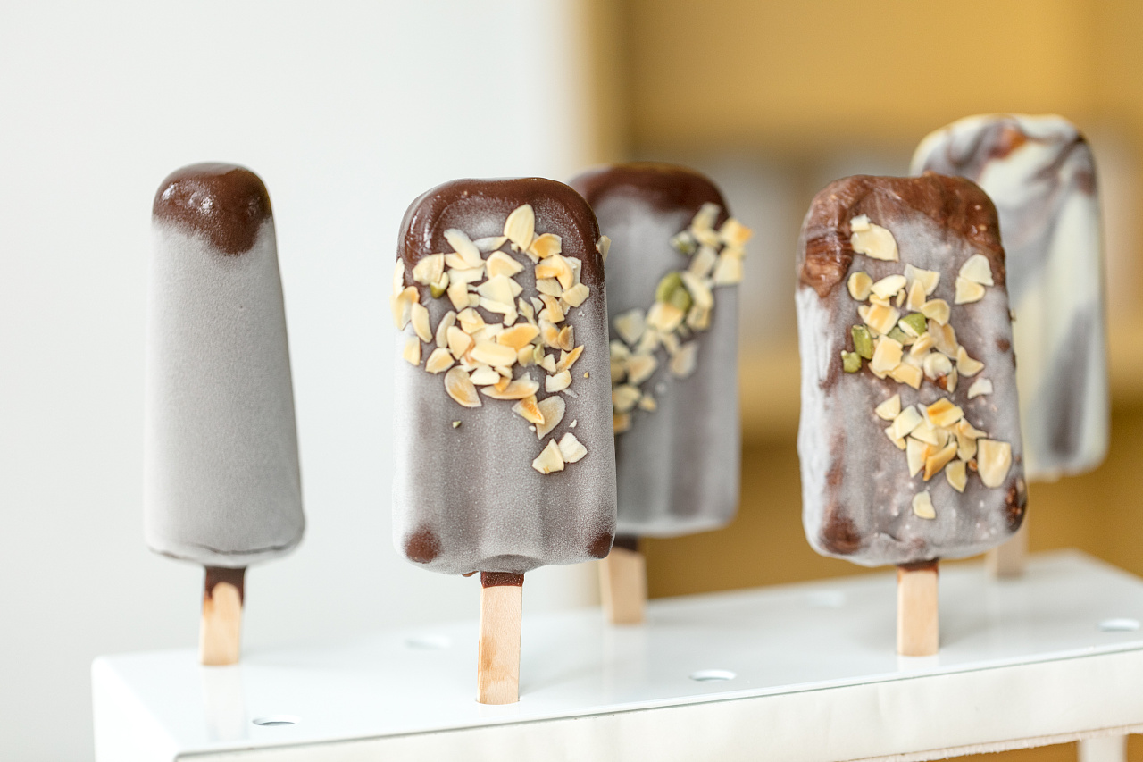 巧克力冰淇淋甜品摄影图高清摄影大图-千库网