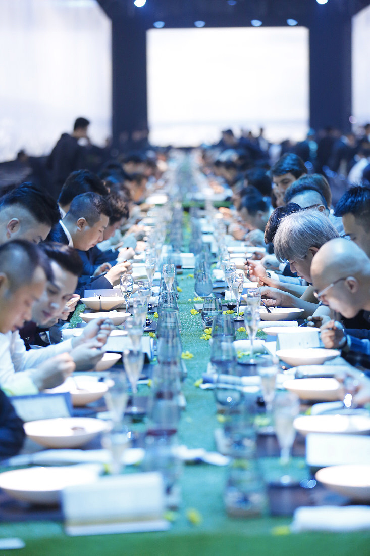 晚宴现场不能使用闪光灯，ISO6000起