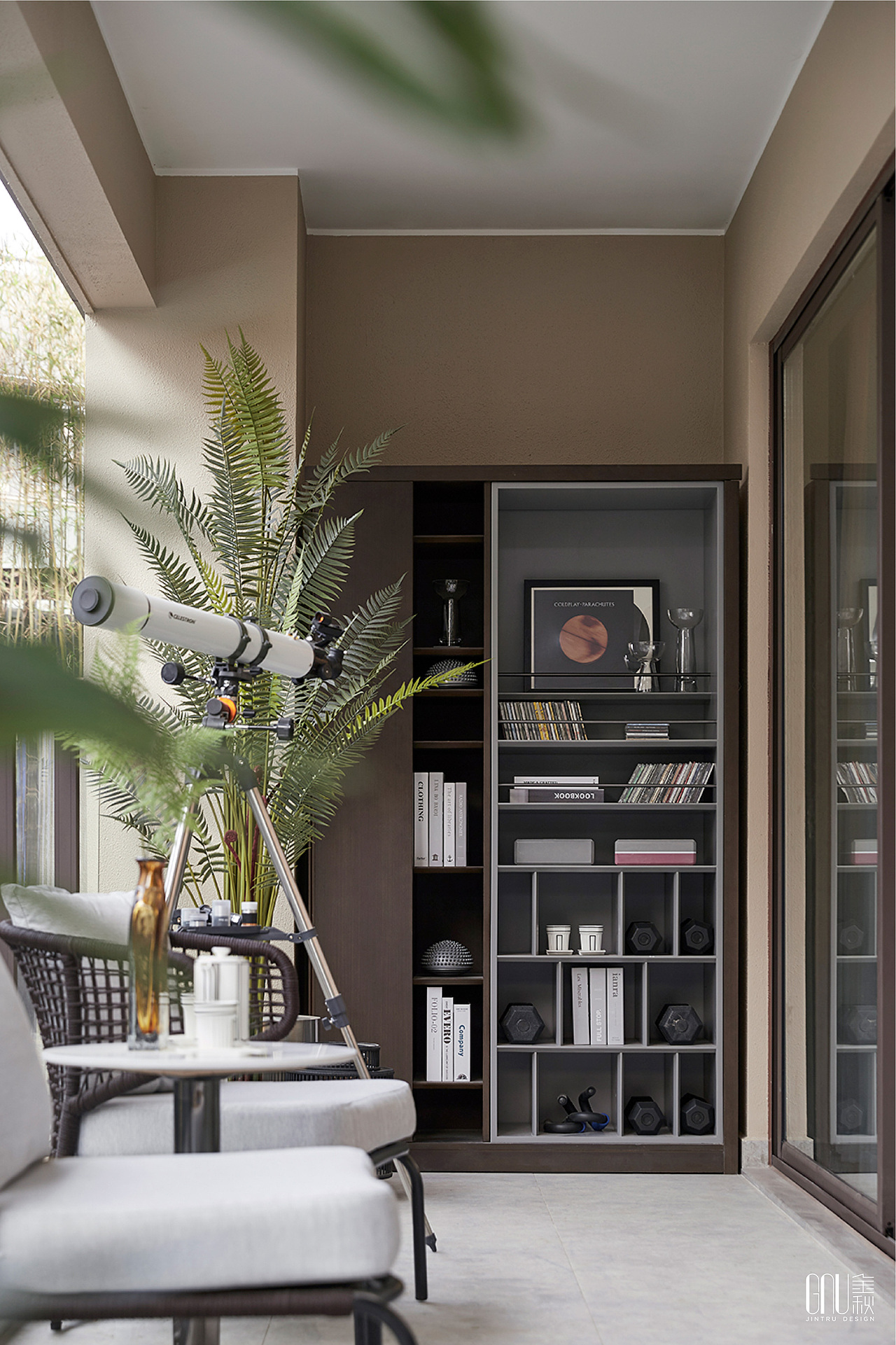 在设计师看来,从更深层次的角度来说,设计更是一种情感载体,一种文化传承,一种艺术交流。“空间是会说话的,它告诉我们应该如何生活。”当音乐响起的时候,繁忙之外,跃动的音符,碰撞出五光十色的绚丽。
<br>