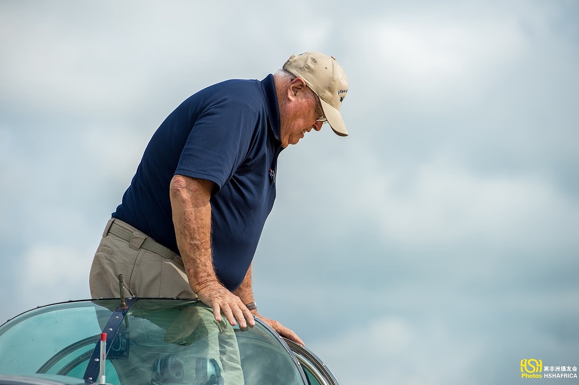 飞机很小，只能勉强做两个人。一个座位他自己做，一个座位放行李就慢了。由于腿脚不好，老爷子上下飞机很费力。