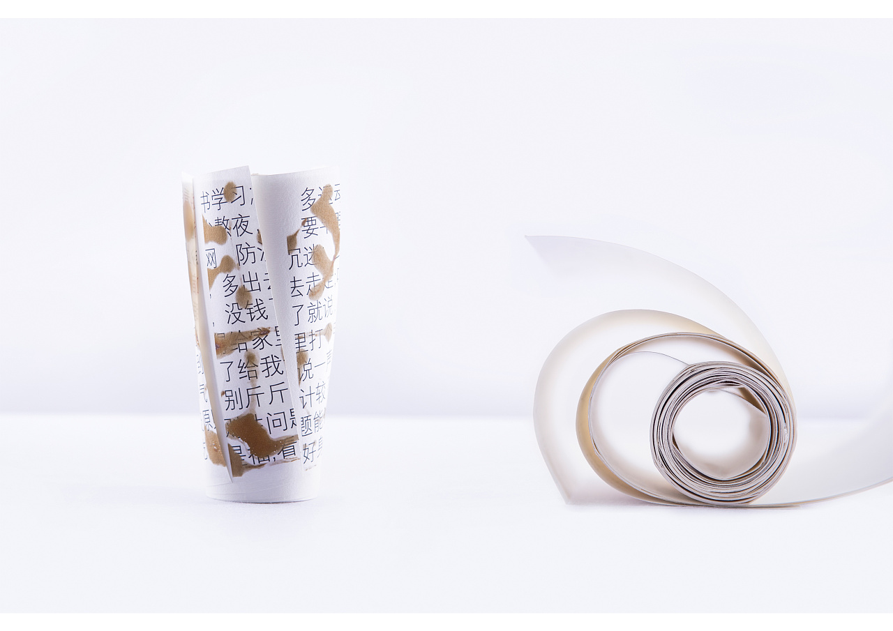 龙鳞装的装订形式寓意随着时间的流动,自己每次远行之前对母亲的吮痧