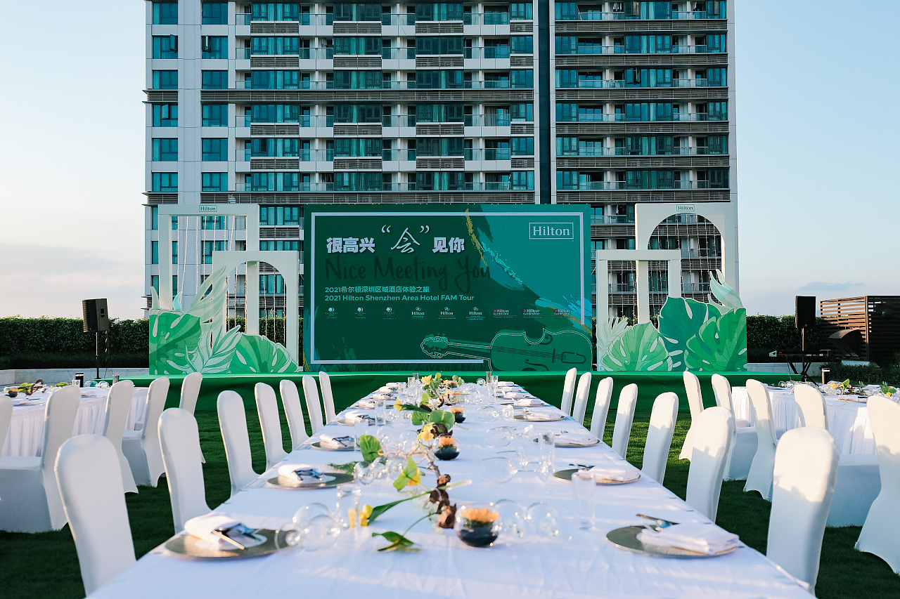 户外露天简约唯美舞台草丛派对