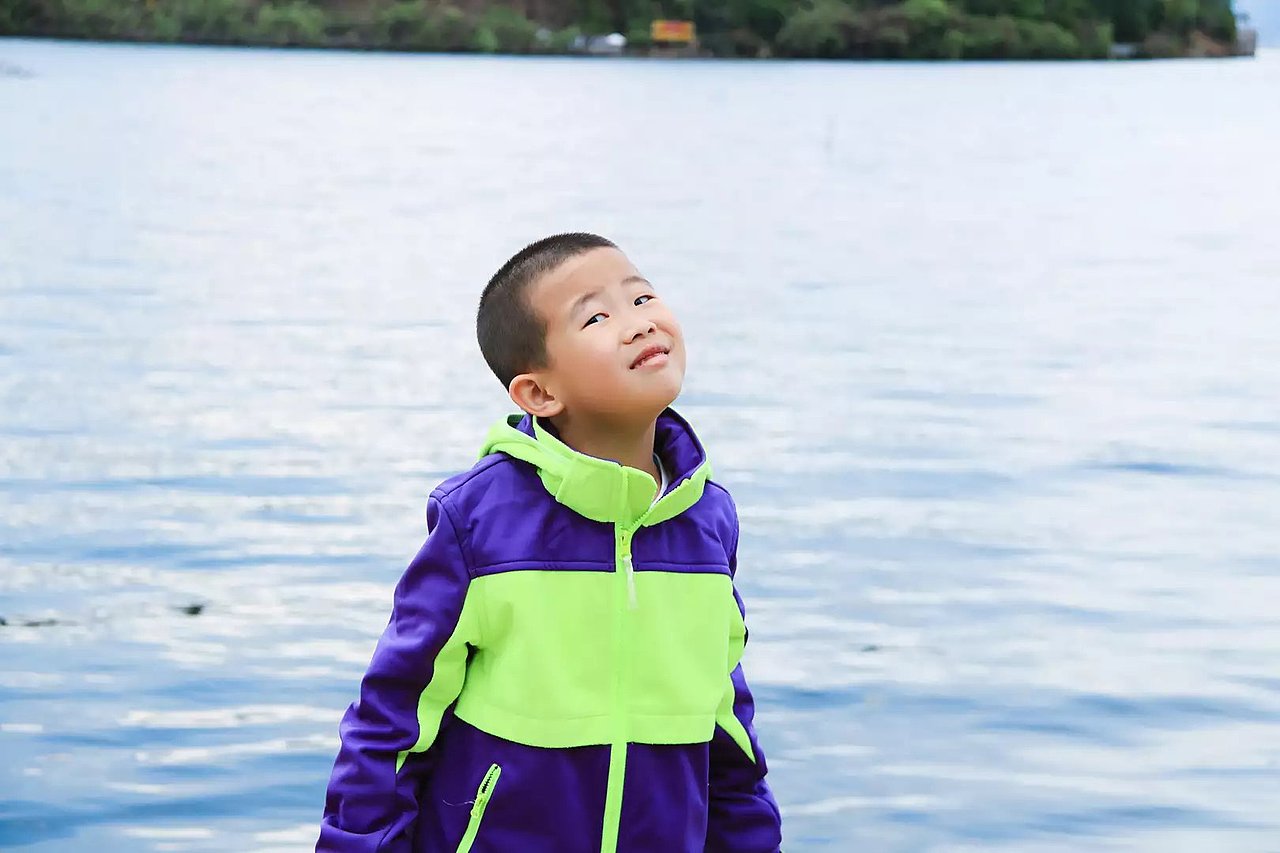 人物:逗比小孩
地点:大理双廊渔村洱海旁