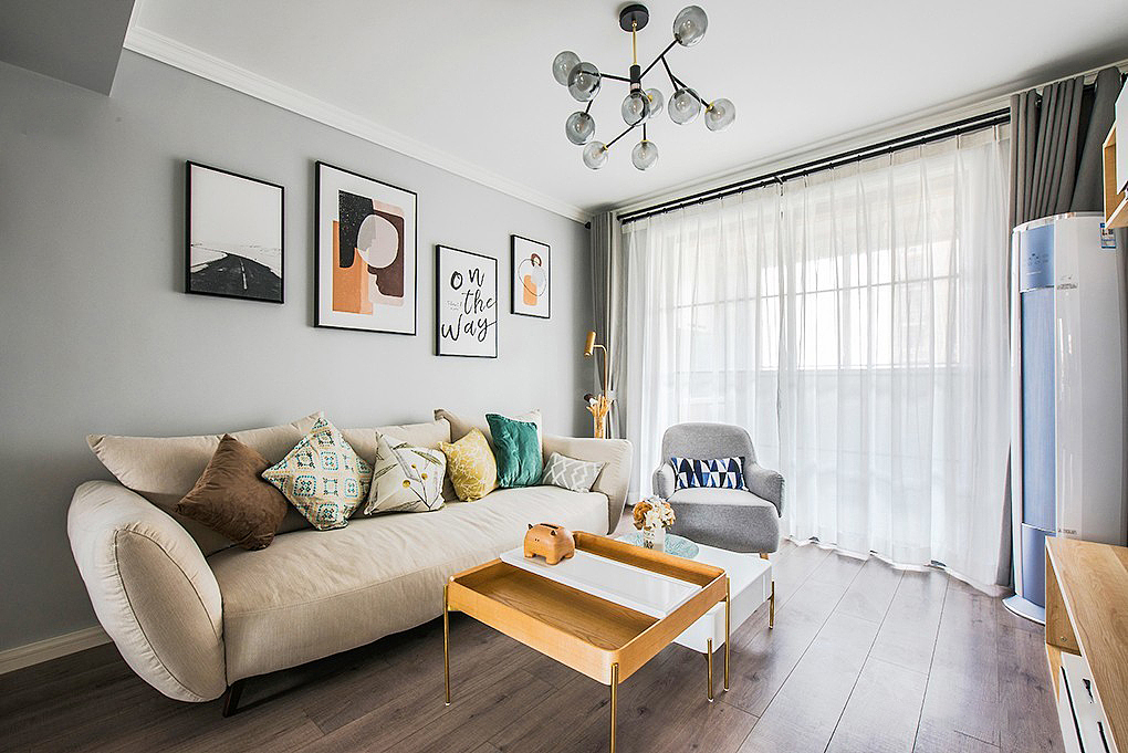 米白色布艺沙发、原木金属小茶几
融合着北欧风的简洁与浪漫