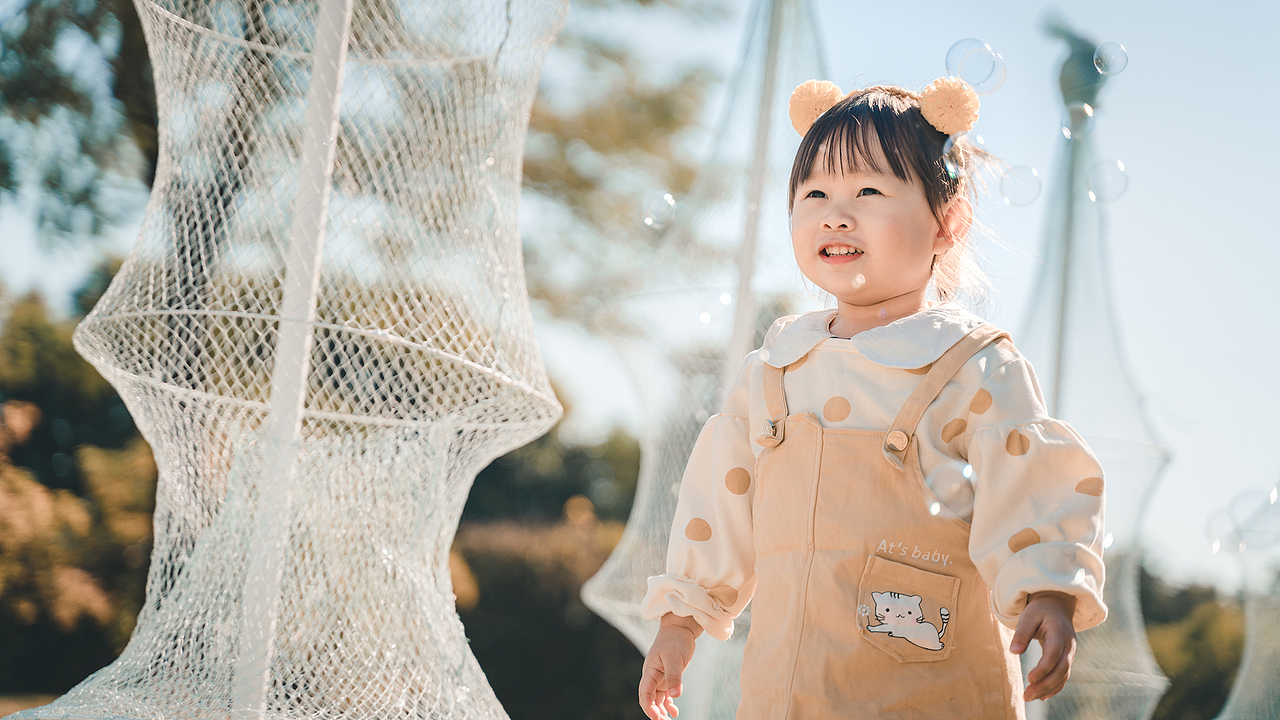 站在光里吹着泡泡的女孩儿