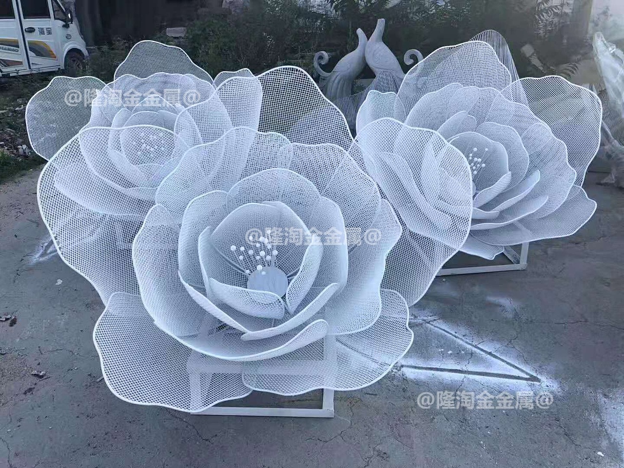 仿真不锈钢花朵雕塑设计 草坪景观花朵雕塑安装效果图