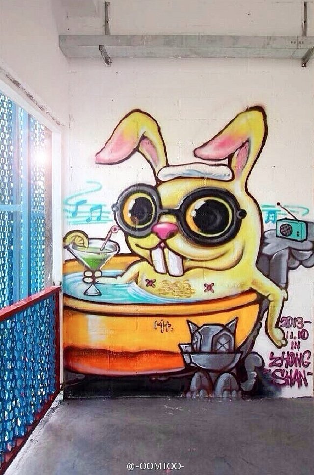 在中山760创意产业园区内涂鸦,拿到一个靠窗的位置,我就想着阳光说不定能照进来,会有很惬意的感觉,就涂了一个日光浴