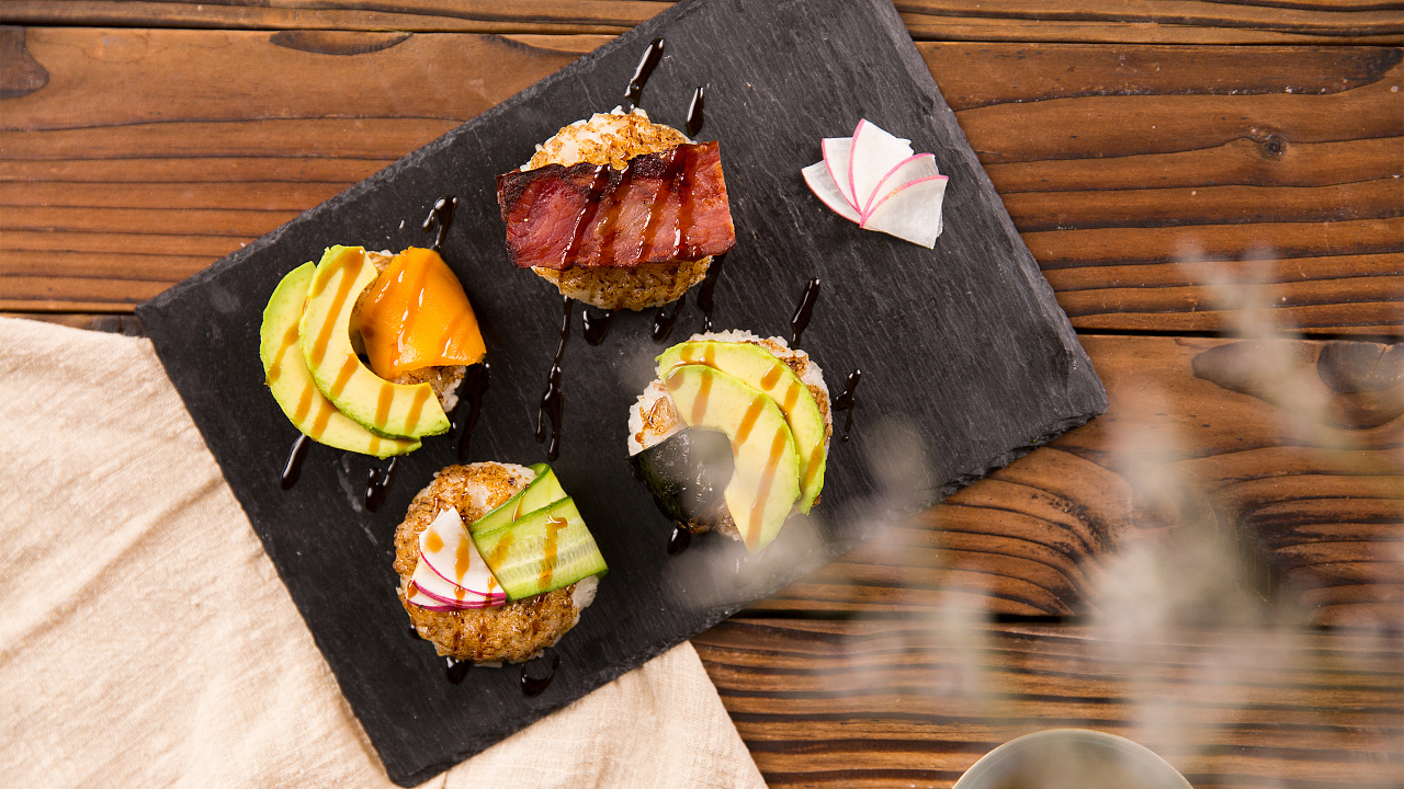 充满了温暖味道的日式烤饭团