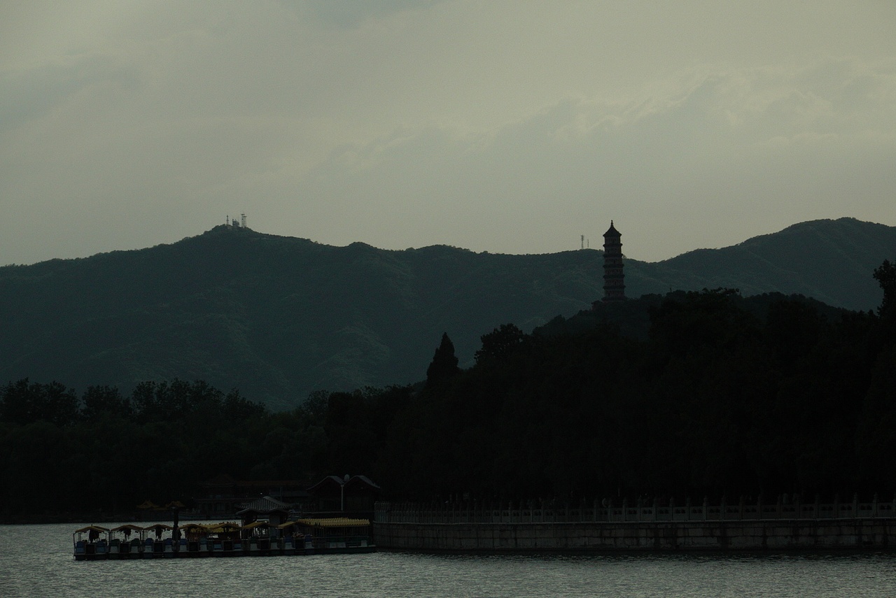 螺黛一丸，银盆浮碧岫 。鳞纹千叠，璧月漾金波。