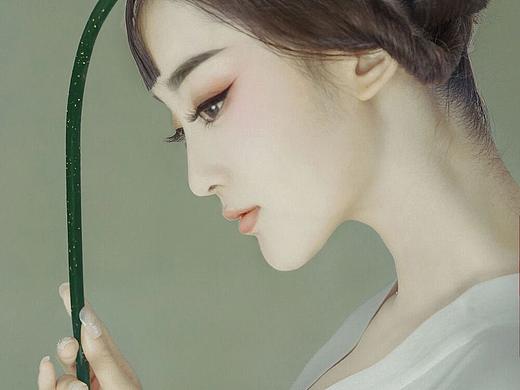 你榴花般的双眸，越过城市的喧嚣， 在暮色中轻轻闪烁