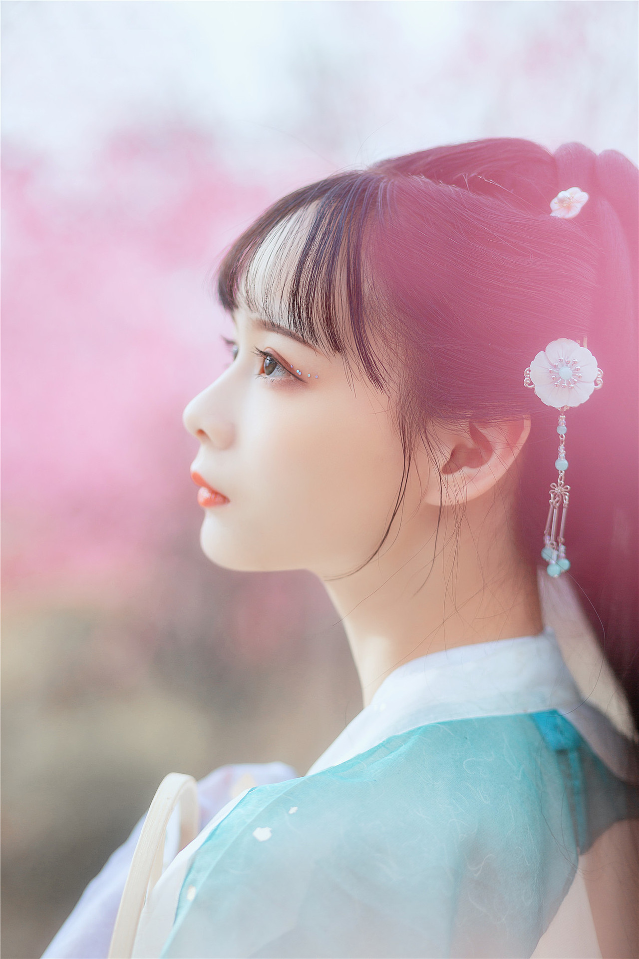 红入桃花媚小春