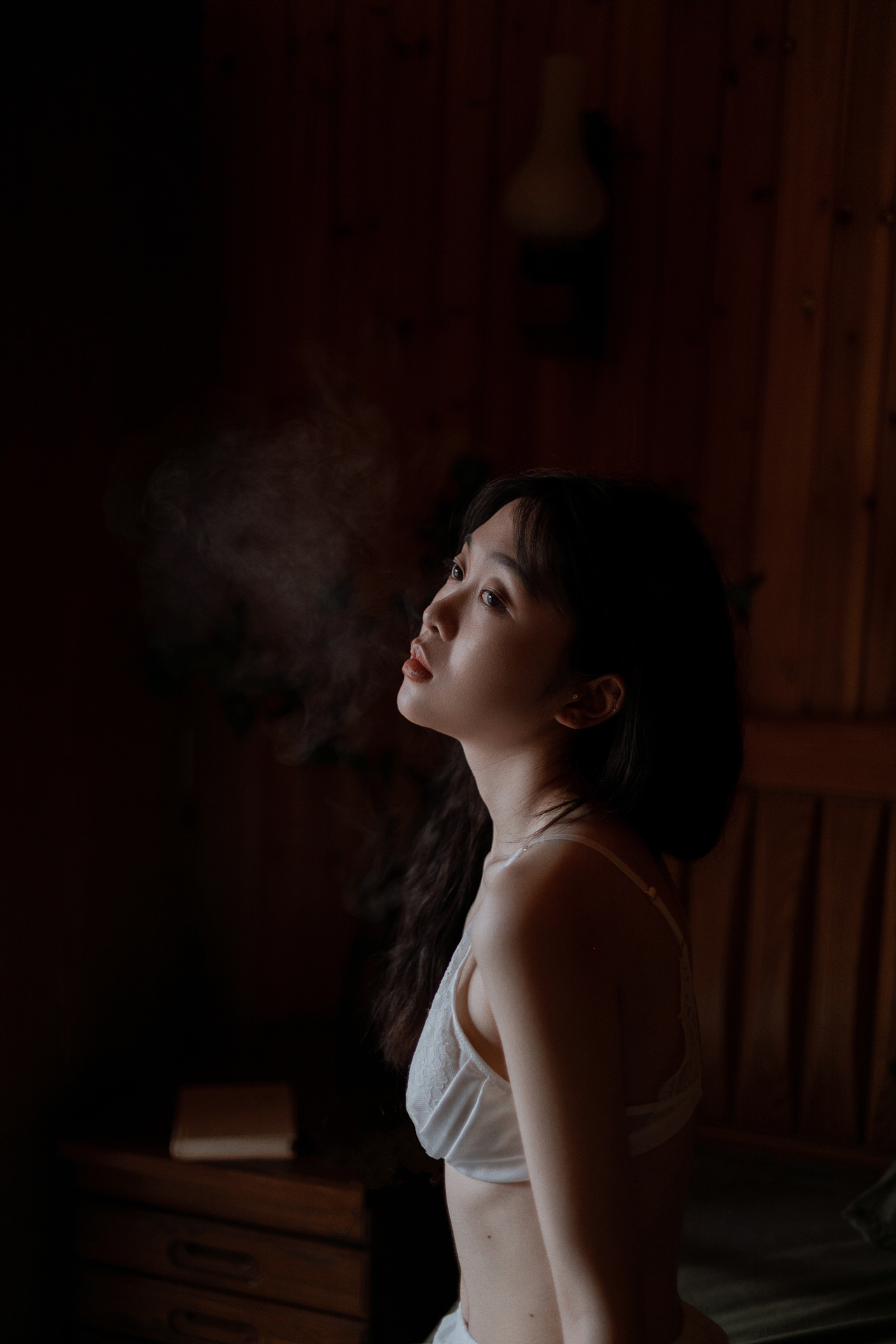 她在阁楼里（图ZMzQzNDUyMDQw） - 人像摄影 - 站酷设计师茶底zzz原创素材 - 站酷ZCOOL