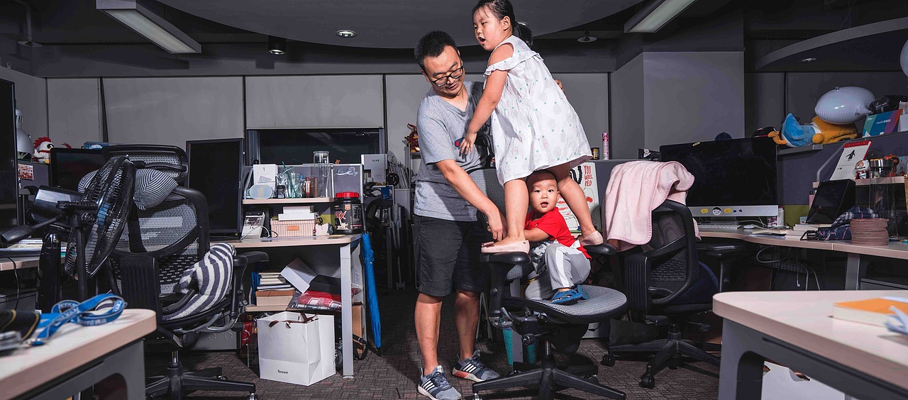 腾讯设计师们下班后都在干嘛？每天一张照片告诉你！（图ZMjAwNDgwODMy） - 人文/纪实摄影 - 站酷设计师虾坡阿土原创素材 - 站酷ZCOOL