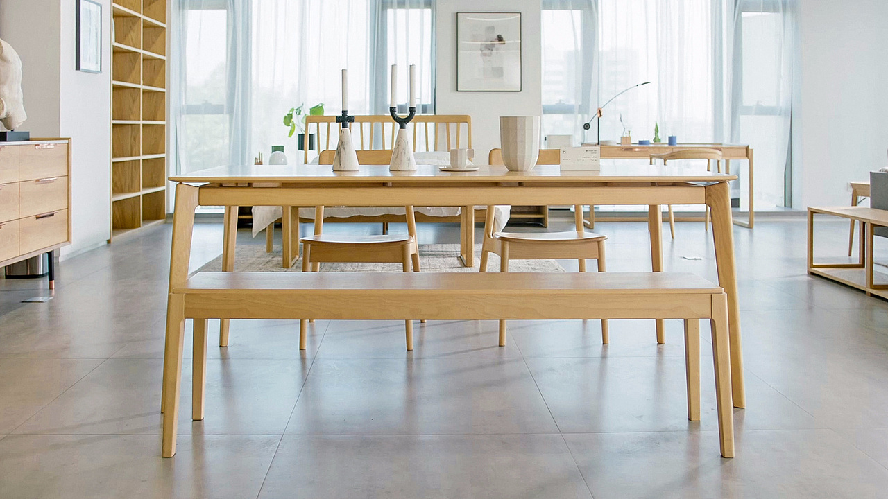 清新原木空间
以色调洁净的灯具、装饰画等软装物品,来彰显实木的纹理质感及设计线条。