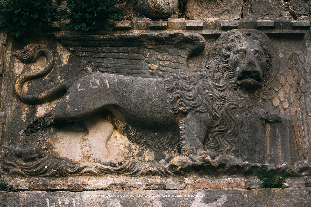 之前提到威尼斯公国统治了这里近四个世纪，虽然城墙修建时间很早，但是难免修补重建，所以在最上层烽火台（应该是个平台吧……）的部分可以看到威尼斯飞狮的徽记立于门楣处，其实最高的部分已经相当残破，反而不如下层基底的城墙部分，这里分为几层，功能性很齐全，想来当时战备需要也做的相当不错了~
<br>