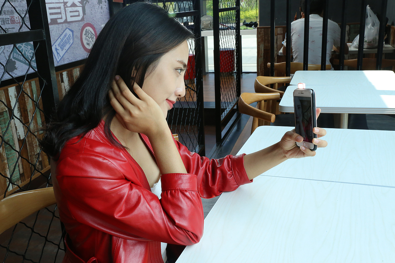 自拍的红衣美女（图ZOTIwNzEyMjA=） - 人像摄影 - 站酷设计师知蜻电商原创素材 - 站酷ZCOOL