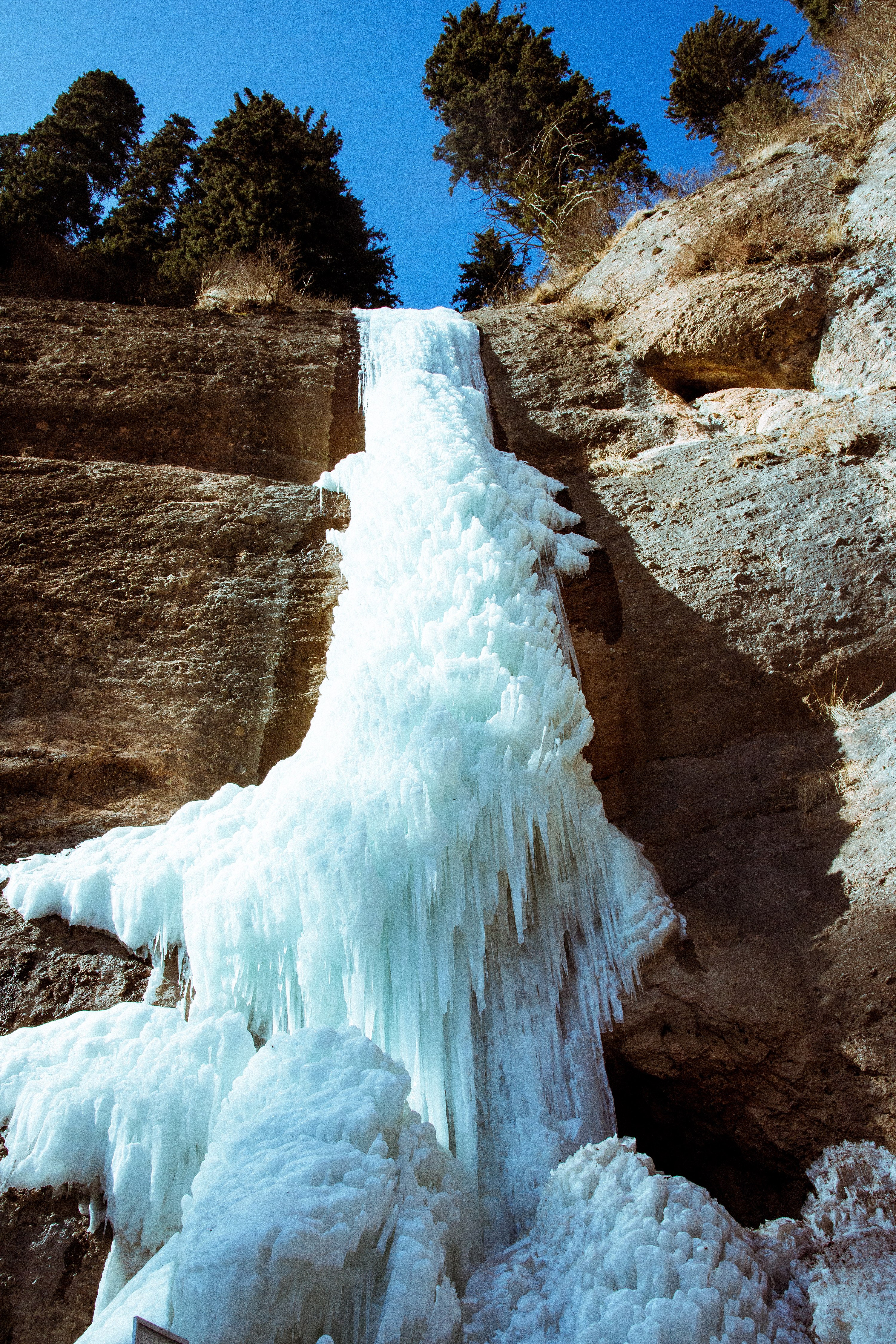 松鸣岩清晨的寒中美