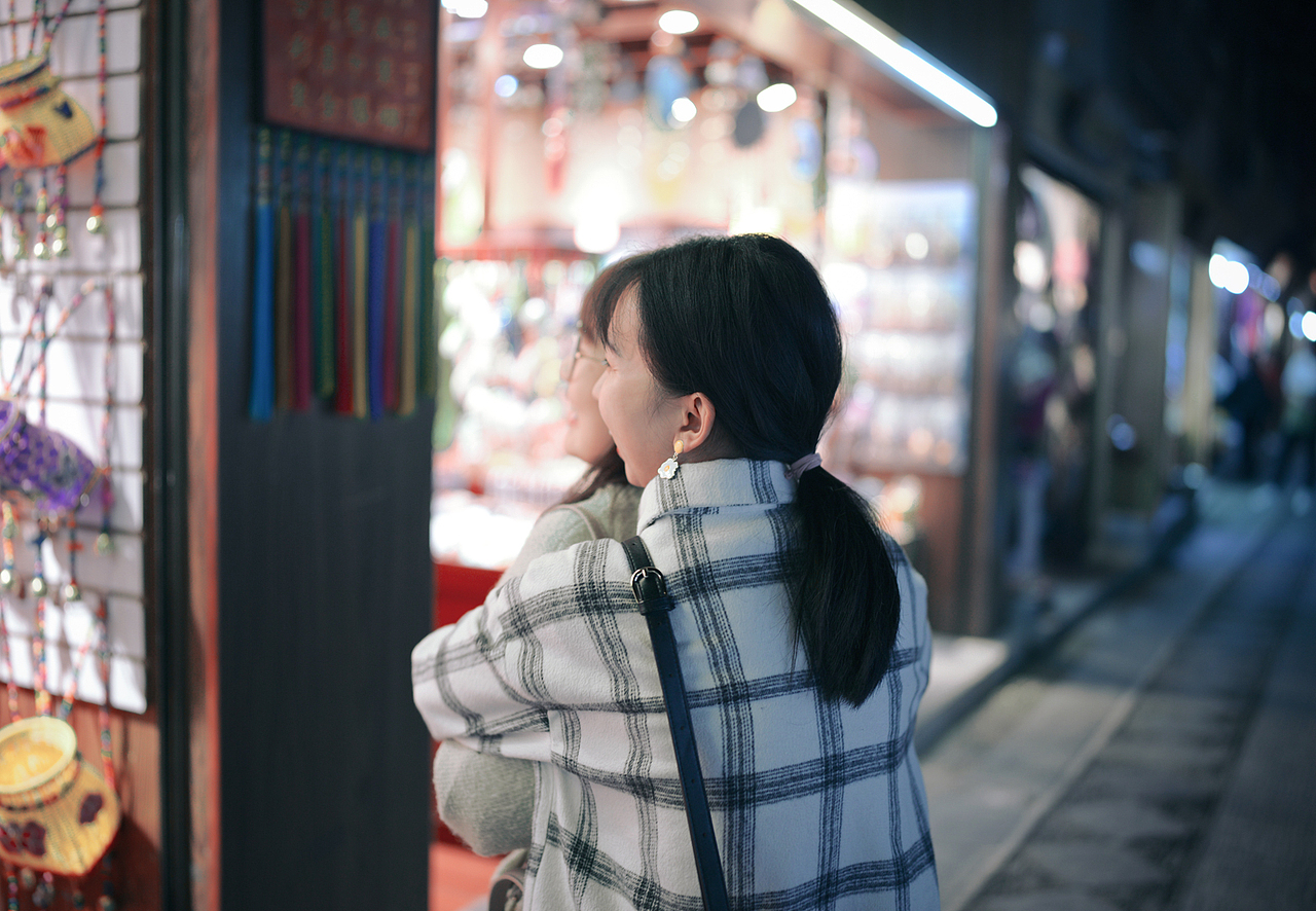街头偶遇的一个小姐姐(其实比我小一岁),晚上碰到了好几次,就稍微聊了下,然后一起吃了些东西。小姐姐在贵阳读大学,趁着周六末,和室友一起来的千户苗寨,回去之后就要准备考证考研了。
我想她一定能考上的,毕竟,爱笑的女孩子运气都不会太差