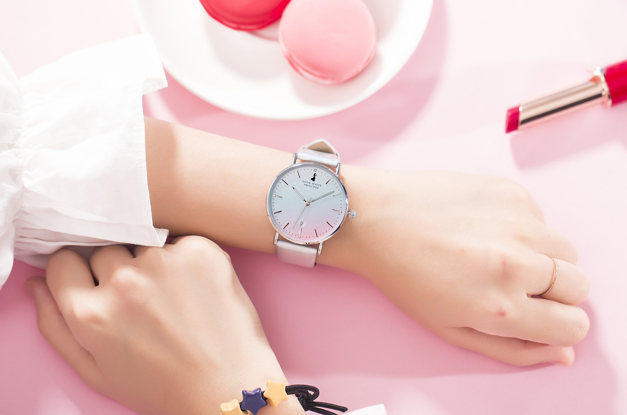 一款大表盘女表佩戴展示图