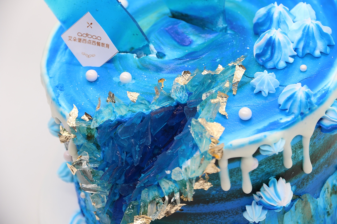 郑州艾朵堡西点西餐学校制作晶石蛋糕