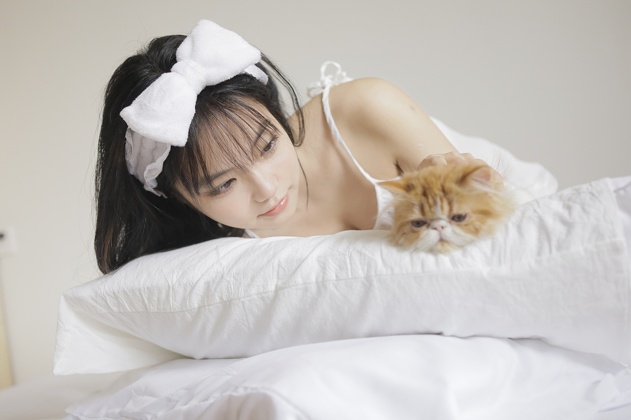 和小猫咪玩耍（图ZMzIzNDA1NjY0） - 人像摄影 - 站酷设计师唐小苔原创素材 - 站酷ZCOOL