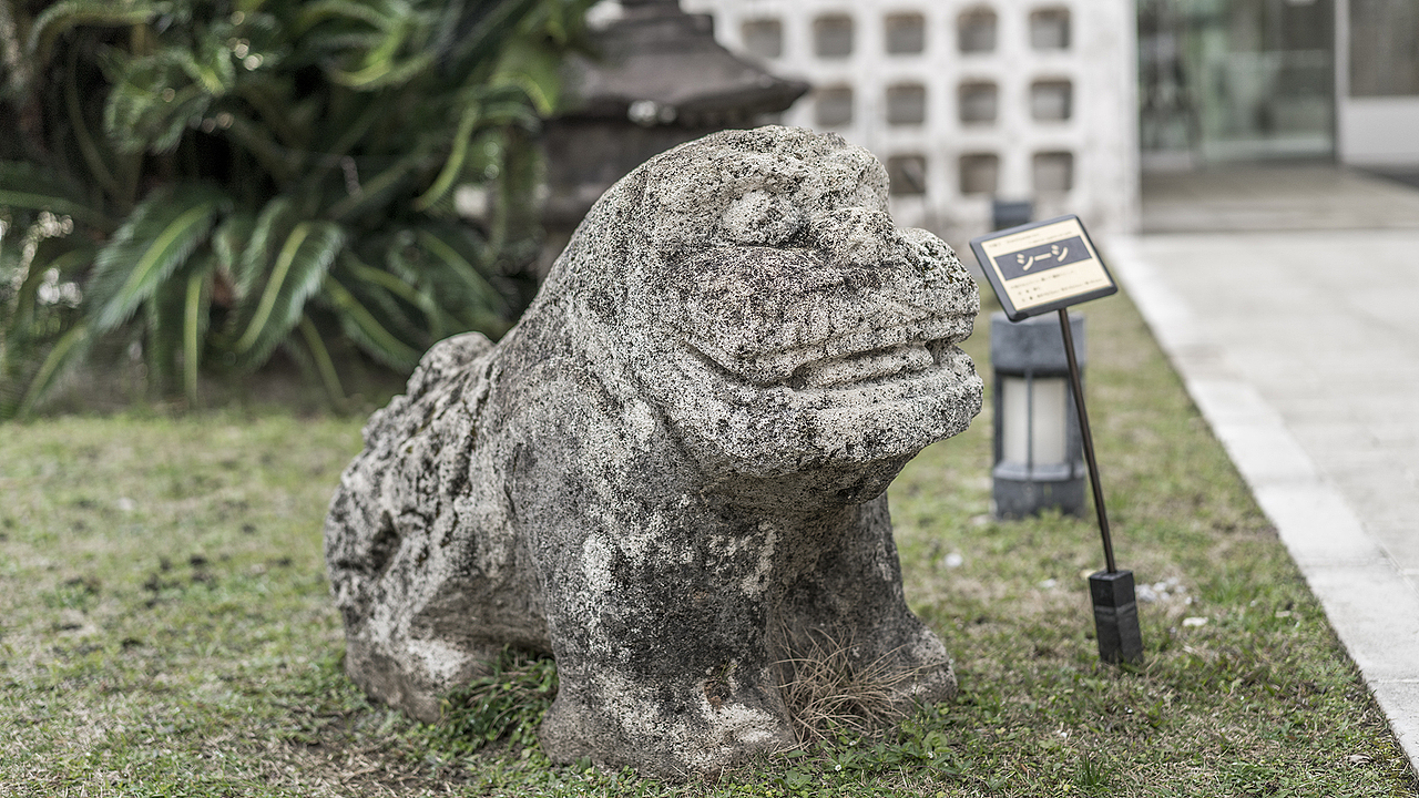 馆外有很多这样的石头，雕塑、石碑等