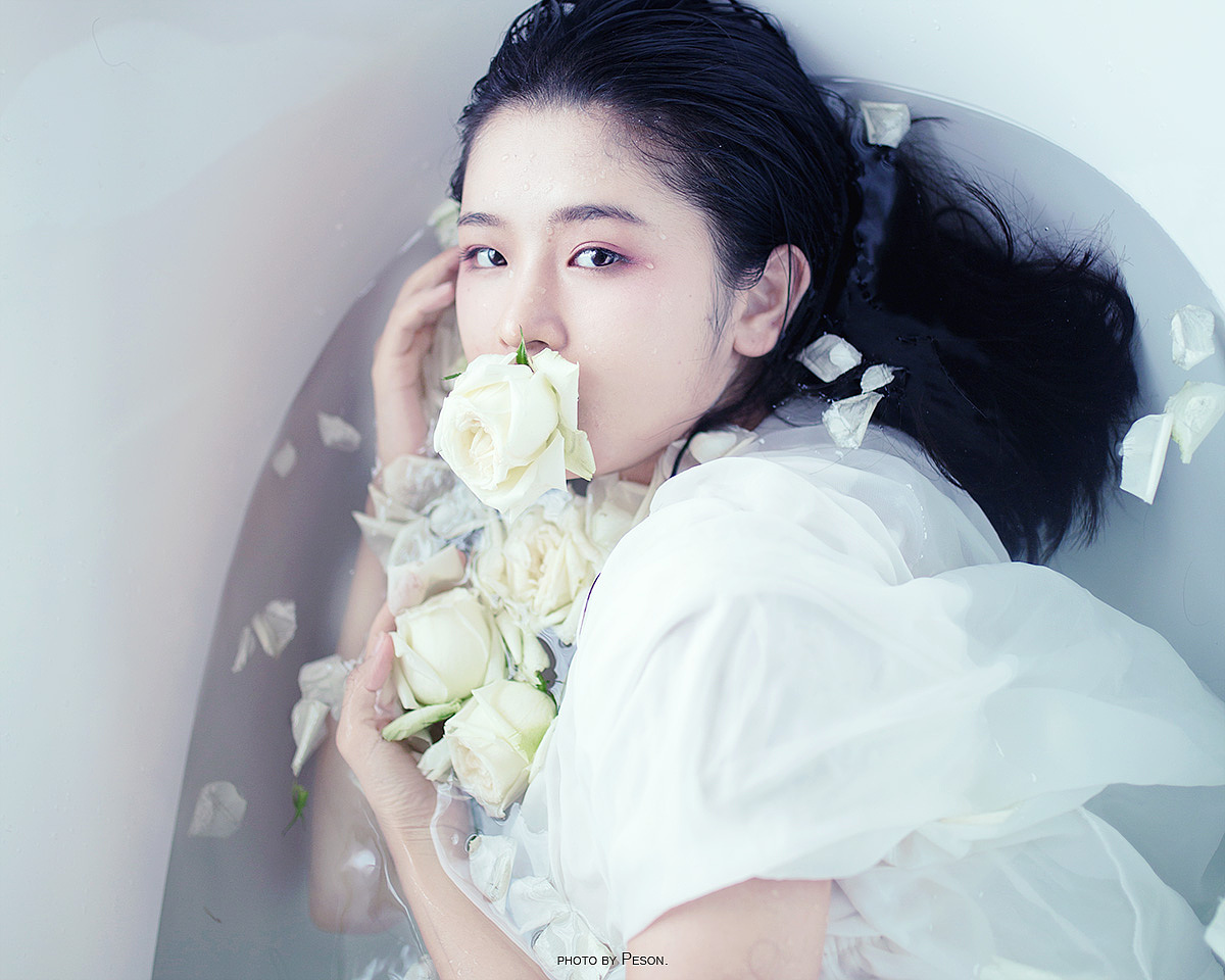 任泪水一滴滴滑落,打湿脸颊,不去擦拭,直到风干.