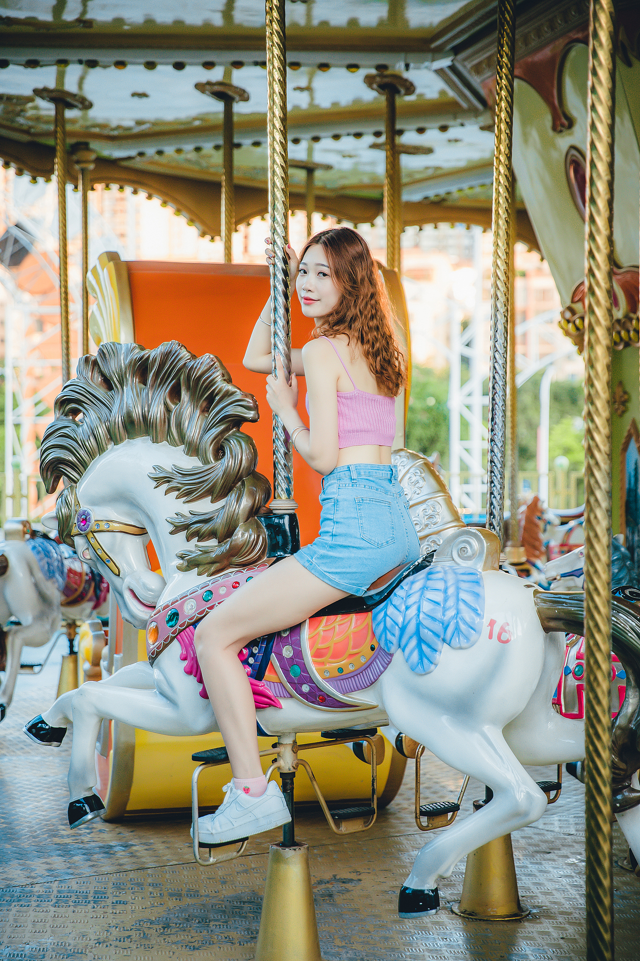 人像摄影:游乐场少女,阳光、草地、摩天轮、旋转木马